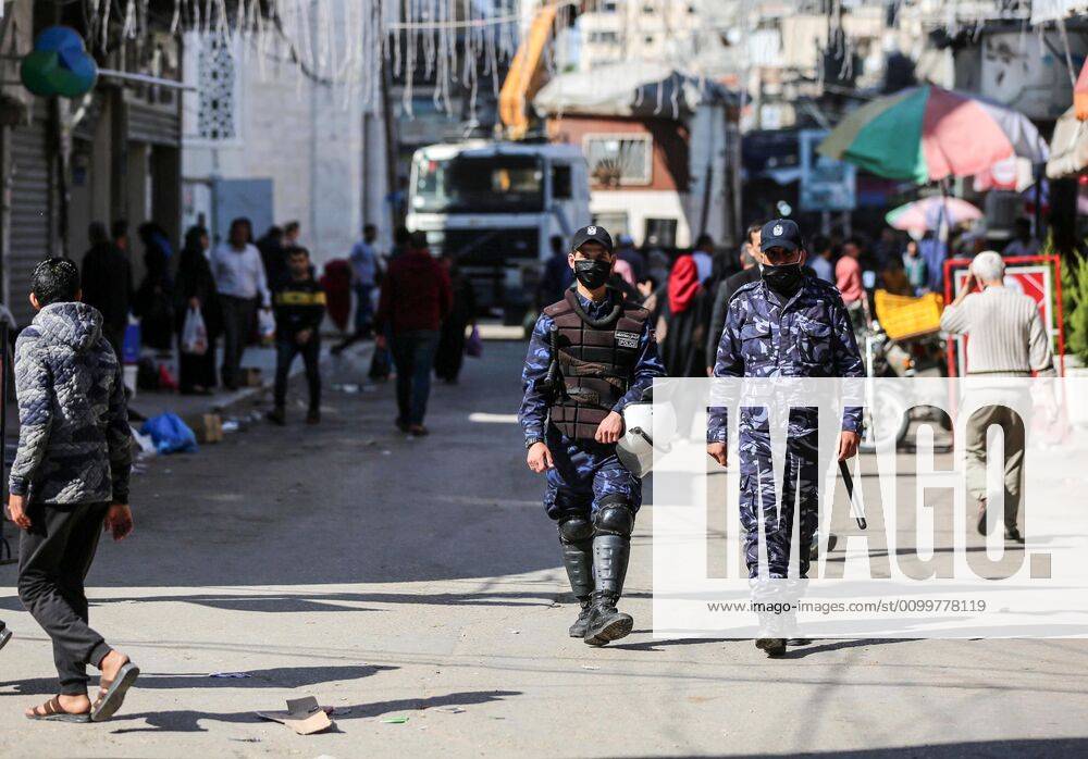 Coronavirus, Eindrücke aus Gaza April 23, 2020, Khan Younis, Gaza Strip, Palestinian Territory: Palestinian policeman wearing a face mask as a preventive measure amid fears of the spread of the coronavirus disease (COVID-19) in Khan Younis in the Gaza strip, on April 23, 2020 Khan Younis Palestinian Territory - ZUMAap3_ 20200423_zaf_ap3_062