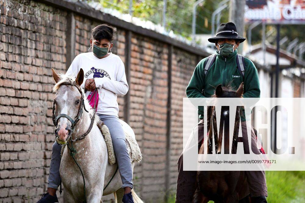 Coronavirus in Ecuador, Eindrücke Two men wearing masks ride horses in the peripheral area of Quito, Ecuador, 23 April 2020. Ecuador doubled its official number of infections to 22,160 after obtaining the results of thousands of delayed COVID-19 tests, Health Minister Juan Carlos Zevallos reported at a press conference. Ecuador doubles cases of COVID-19 after obtaining data of delayed tests !ACHTUNG: NUR REDAKTIONELLE NUTZUNG!