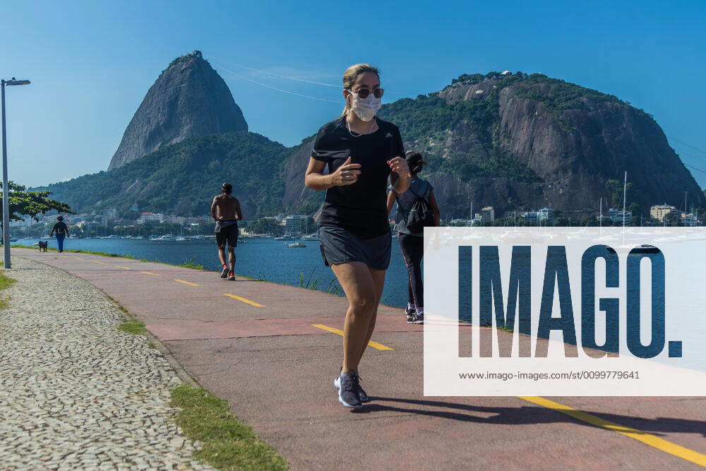 Coronavirus in Brasilien, Eindrücke aus Rio de Janeiro April 23, 2020, Rio de Janeiro, Brazi: A woman walks on a trail Masks are now mandatory to be worn by the population on the streets of the city. The goal is to reduce contamination of the new coronavirus. Rio de Janeiro has so far had 490 deaths, with 5562 cases of contagion. Rio de Janeiro Brazil - ZUMAl255 20200423_int_l255_010
