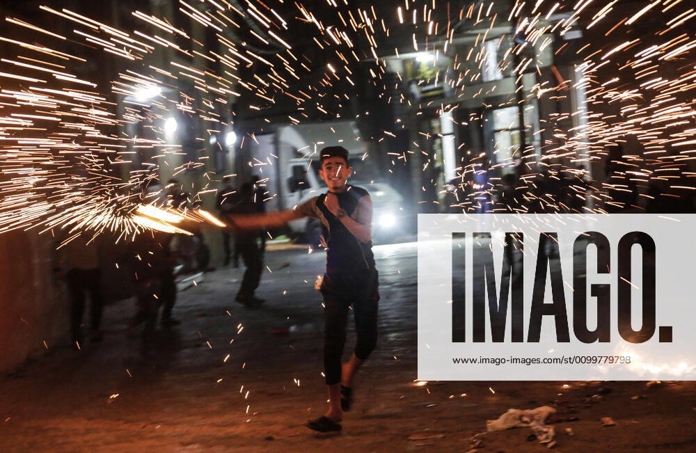 Coronavirus, Eindrücke aus Gaza April 23, 2020, Gaza City, The Gaza Strip, Palestine: A Palestinian boy swings a homemade sparkler firework as he celebrates the start of the first night of the Muslim holy month of Ramadan In Jabalia camp, in the northern Gaza Strip on April 23, 2020. - From cancelled iftar (fast breaking) feasts to suspended mosque prayers, Muslims across the Middle East are bracing for a bleak month of Ramadan fasting as the threat of the COVID-19 pandemic lingers. The holy Muslims fasting month of Ramadan is a period for both self-reflection and socialising. Believers fast from dawn to dusk and then gather around a family or community meal each evening of Islam s holiest month. Gaza City Palestine - ZUMAq100 20200423_zaa_q100_055