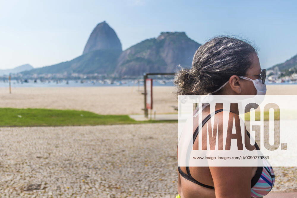 Coronavirus in Brasilien, Eindrücke aus Rio de Janeiro April 23, 2020, Rio de Janeiro, Brazi: A woman walks on a trail Masks are now mandatory to be worn by the population on the streets of the city. The goal is to reduce contamination of the new coronavirus. Rio de Janeiro has so far had 490 deaths, with 5562 cases of contagion. Rio de Janeiro Brazil - ZUMAl255 20200423_int_l255_005