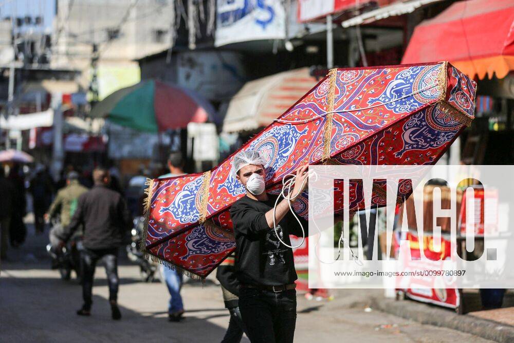 Coronavirus, Eindrücke aus Gaza April 23, 2020, Khan Younis, Gaza Strip, Palestinian Territory: Palestinian men make the longest lantern known as Fanous in Arabic for the month of holy Ramadan in Khan Younis in the Gaza strip, on April 23, 2020 Khan Younis Palestinian Territory - ZUMAap3_ 20200423_zaf_ap3_057