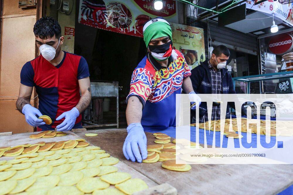 Coronavirus, Eindrücke aus Gaza April 23, 2020, Khan Younis, Gaza Strip, Palestinian Territory: A Palestinian vendor makes Ramadan traditional sweets ahead of the holy fasting month, amid concerns about the spread of the coronavirus disease (COVID-19), in Khan Younis in the Gaza strip, on April 23, 2020 Khan Younis Palestinian Territory - ZUMAap3_ 20200423_zaf_ap3_050