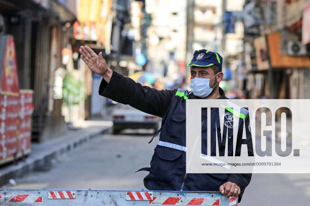 Coronavirus, Eindrücke aus Gaza April 23, 2020, Khan Younis, Gaza Strip, Palestinian Territory: Palestinian policeman wearing a face mask as a preventive measure amid fears of the spread of the coronavirus disease (COVID-19) in Khan Younis in the Gaza strip, on April 23, 2020 Khan Younis Palestinian Territory - ZUMAap3_ 20200423_zaf_ap3_028