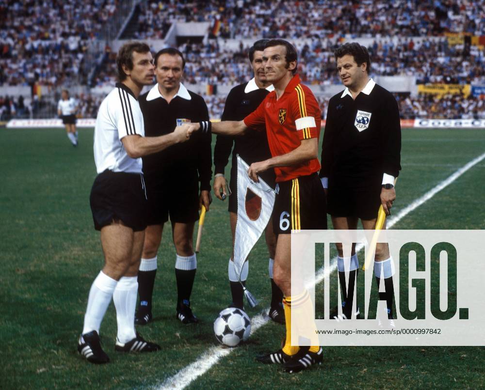 Die Spielführer Julien Cools (Belgien, re.) und Bernard Dietz (BR Deutschland) tauschen vor dem Finale die Wimpel, dazwischen Schiedsrichter Nicolae Rainea (Rumänien) Fußball EM Herren DEUTSCHSPRACHIGE SPORTZEITSCHRIFTEN UND -ZEITUNGEN NUR NACH RÜCKSPRACHE, Europameisterschaft 1980 Gruppe Rom, Bernd Harmonie,