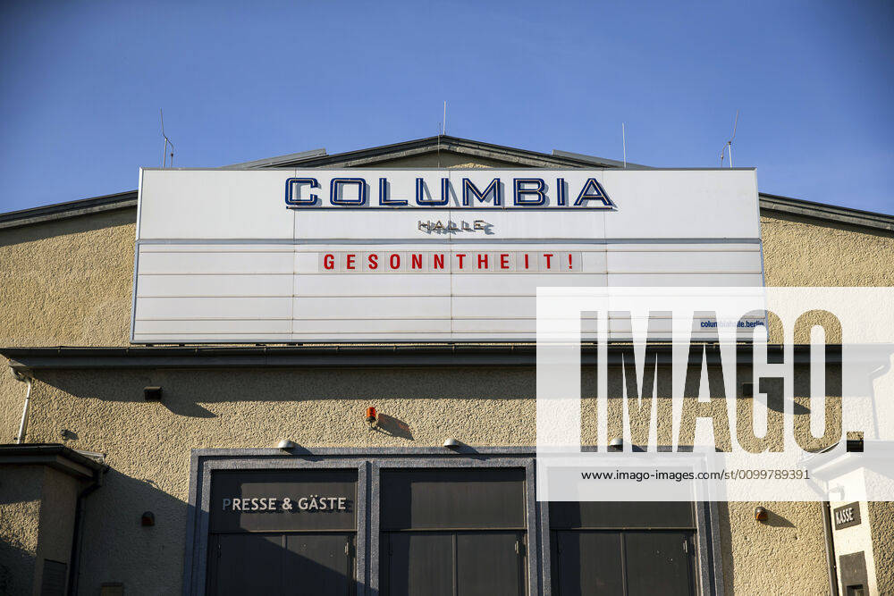 Schrift Gesonntheit auf der geschlossenen Columbia Halle in Berlin am 23 April 2020 As of yesterday, under 800 square meters, bookstores and car showrooms can reopen with the observance of hygiene and distance regulations Today, more people were on the road Coronavirus in Berlin