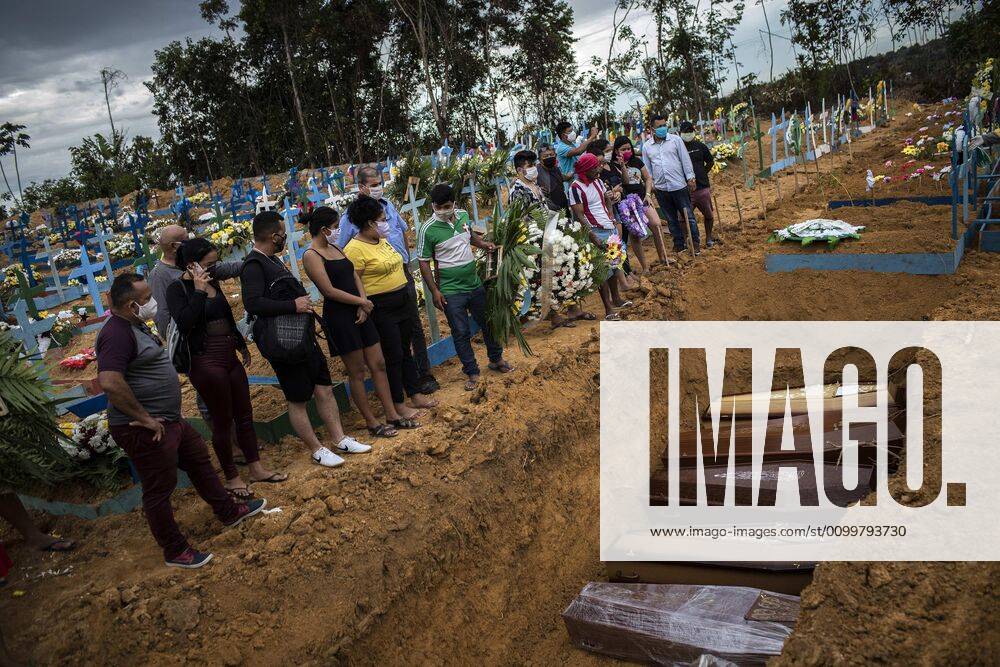Coronavirus in Brasilien, Eindrücke aus Manaus A group of people attend a funeral in a collective grave, at an new open area in the Nossa Senhora Aparecida cemetery, located in the city of Manaus, Amazonas, Brazil, 23 April 2020. The new section of the cemetery was opened after the deaths caused by COVID-19 that collapsed the city s funeral system. EFE Raphael Alves Collective burials in Manaus after deaths caused by COVID-19 !ACHTUNG: NUR REDAKTIONELLE NUTZUNG!