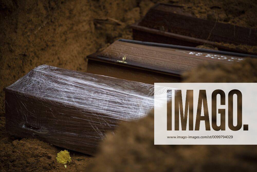 Coronavirus in Brasilien, Eindrücke aus Manaus View of coffins during a collective funeral in a mass grave, at a new open area in the Nossa Senhora Aparecida cemetery, located in the city of Manaus, Amazonas, Brazil, 23 April 2020. The new section of the cemetery was opened after the deaths caused by COVID-19 that collapsed the city s funeral system. EFE Raphael Alves Collective burials in Manaus after deaths caused by COVID-19 !ACHTUNG: NUR REDAKTIONELLE NUTZUNG!