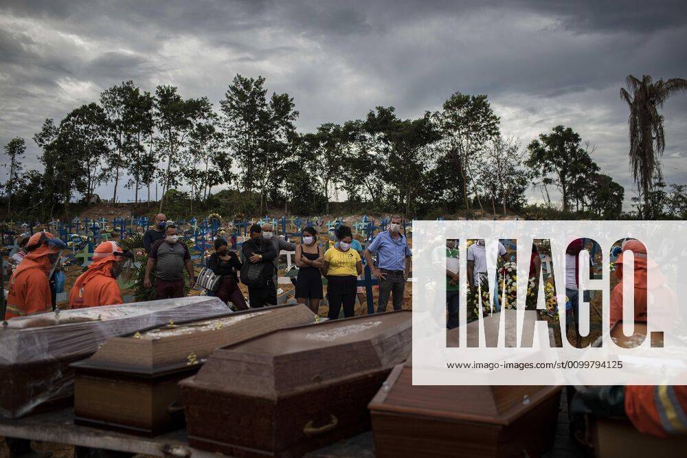 Coronavirus in Brasilien, Eindrücke aus Manaus A group of people attend a funeral in a collective grave, at an new open area in the Nossa Senhora Aparecida cemetery, located in the city of Manaus, Amazonas, Brazil, 23 April 2020. The new section of the cemetery was opened after the deaths caused by COVID-19 that collapsed the city s funeral system. EFE Raphael Alves Collective burials in Manaus after deaths caused by COVID-19 !ACHTUNG: NUR REDAKTIONELLE NUTZUNG!