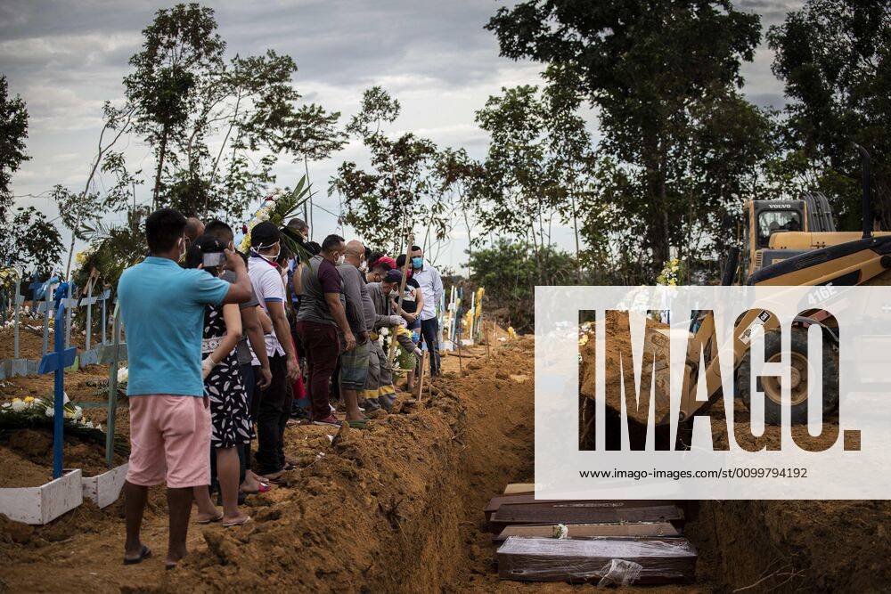 Coronavirus in Brasilien, Eindrücke aus Manaus A group of people attend a funeral in a collective grave, at an new open area in the Nossa Senhora Aparecida cemetery, located in the city of Manaus, Amazonas, Brazil, 23 April 2020. The new section of the cemetery was opened after the deaths caused by COVID-19 that collapsed the city s funeral system. EFE Raphael Alves Collective burials in Manaus after deaths caused by COVID-19 !ACHTUNG: NUR REDAKTIONELLE NUTZUNG!