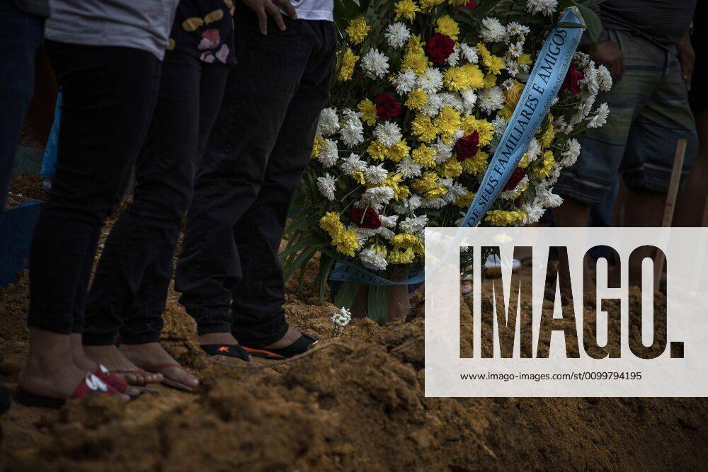 Coronavirus in Brasilien, Eindrücke aus Manaus A group of people attend a funeral in a collective grave, at an new open area in the Nossa Senhora Aparecida cemetery, located in the city of Manaus, Amazonas, Brazil, 23 April 2020. The new section of the cemetery was opened after the deaths caused by COVID-19 that collapsed the city s funeral system. EFE Raphael Alves Collective burials in Manaus after deaths caused by COVID-19 !ACHTUNG: NUR REDAKTIONELLE NUTZUNG!