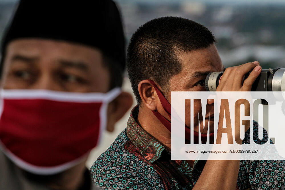 Coronavirus in Indonesien, Eindrücke aus Medan April 23, 2020, Palembang, South Sumatra, Indonesia: PALEMBANG, INDONESIA - APRIL 23, 2020 : Officers seen monitoring the position of Rukyatul Hilal or new moon determine the start of Ramadan in Palembang, South Sumatra Province, Indonesia. Palembang Indonesia - ZUMAys1_ 20200423_zaf_ys1_008