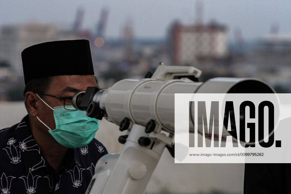 Coronavirus in Indonesien, Eindrücke aus Medan April 23, 2020, Palembang, South Sumatra, Indonesia: PALEMBANG, INDONESIA - APRIL 23, 2020 : Officers seen monitoring the position of Rukyatul Hilal or new moon determine the start of Ramadan in Palembang, South Sumatra Province, Indonesia. Palembang Indonesia - ZUMAys1_ 20200423_zaf_ys1_010