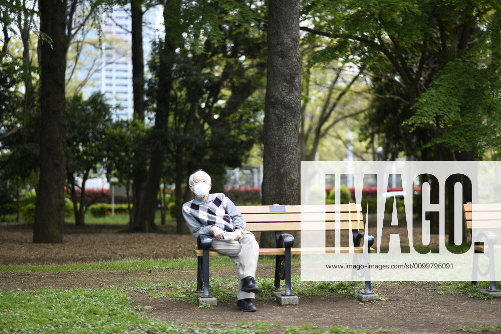 Coronavirus in Japan, Eindrücke aus Tokio TOKYO, JAPAN - APRIL 23: A man wearing face masks relax in a bench in Yoyogi Park amid the coronavirus pandemic on Thursday, April 23, 2020 in Tokyo, Japan. Japanese Prime Minister Shinzo Abe declared a nationwide State of Emergency last week requesting businesses including schools, athletic facilities, bars and restaurants to temporarily close or operate under reduced hours and urging people to stay home to stop spreading of the coronavirus throughout the country. (Photo: Richard Atrero de Guzman AFLO) (125658862)
