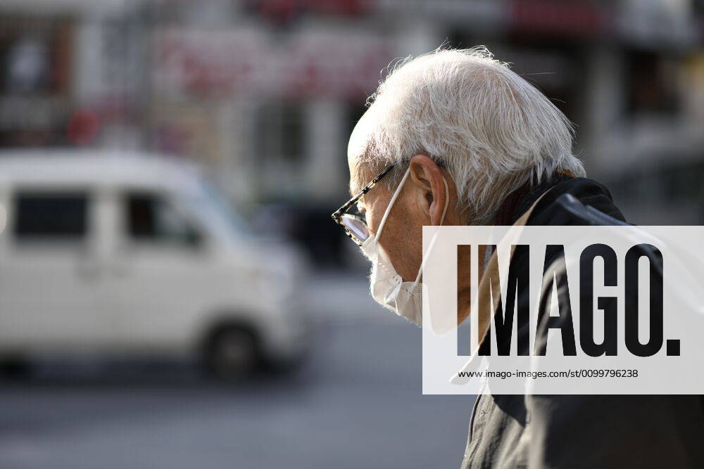 Coronavirus in Japan, Eindrücke aus Tokio TOKYO, JAPAN - APRIL 23: A man wearing face masks walks near Shibuya Station amid the coronavirus pandemic on Thursday, April 23, 2020 in Tokyo, Japan. Japanese Prime Minister Shinzo Abe declared a nationwide State of Emergency last week requesting businesses including schools, athletic facilities, bars and restaurants to temporarily close or operate under reduced hours and urging people to stay home to stop spreading of the coronavirus throughout the country. (Photo: Richard Atrero de Guzman AFLO) (125658868)