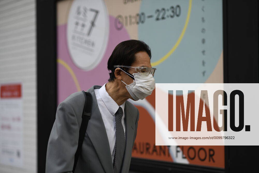 Coronavirus in Japan, Eindrücke aus Tokio TOKYO, JAPAN - APRIL 23: A man wearing face masks with goggles heads home after work near Shinjuku Station amid the coronavirus pandemic on Thursday, April 23, 2020 in Tokyo, Japan. Japanese Prime Minister Shinzo Abe declared a nationwide State of Emergency last week requesting businesses including schools, athletic facilities, bars and restaurants to temporarily close or operate under reduced hours and urging people to stay home to stop spreading of the coronavirus throughout the country. (Photo: Richard Atrero de Guzman AFLO) (125658871)