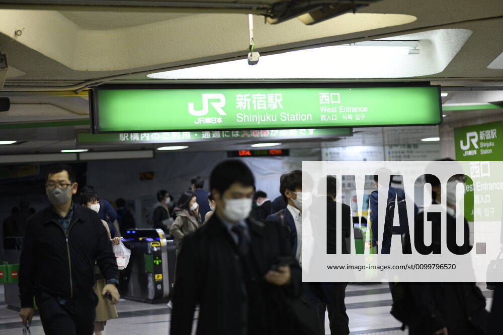 Coronavirus in Japan, Eindrücke aus Tokio TOKYO, JAPAN - APRIL 23: Commuters wearing face masks heads home after work at Shinjuku Station amid the coronavirus pandemic on Thursday, April 23, 2020 in Tokyo, Japan. Japanese Prime Minister Shinzo Abe declared a nationwide State of Emergency last week requesting businesses including schools, athletic facilities, bars and restaurants to temporarily close or operate under reduced hours and urging people to stay home to stop spreading of the coronavirus throughout the country. (Photo: Richard Atrero de Guzman AFLO) (125658876)