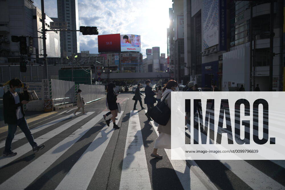 Coronavirus in Japan, Eindrücke aus Tokio TOKYO, JAPAN - APRIL 23: Commuters wearing face masks walks near Shibuya Station amid the coronavirus pandemic on Thursday, April 23, 2020 in Tokyo, Japan. Japanese Prime Minister Shinzo Abe declared a nationwide State of Emergency last week requesting businesses including schools, athletic facilities, bars and restaurants to temporarily close or operate under reduced hours and urging people to stay home to stop spreading of the coronavirus throughout the country. (Photo: Richard Atrero de Guzman AFLO) (125658885)