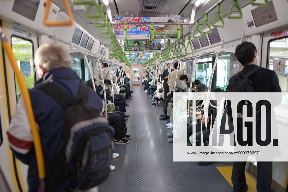 Coronavirus in Japan, Eindrücke aus Tokio TOKYO, JAPAN - APRIL 23: Commuters were seen inside of a Yamanote train amid the coronavirus pandemic on Thursday, April 23, 2020 in Tokyo, Japan. Japanese Prime Minister Shinzo Abe declared a nationwide State of Emergency last week requesting businesses including schools, athletic facilities, bars and restaurants to temporarily close or operate under reduced hours and urging people to stay home to stop spreading of the coronavirus throughout the country. (Photo: Richard Atrero de Guzman AFLO) (125658888)