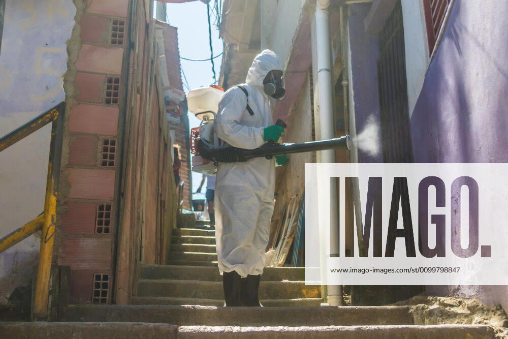 Coronavirus in Brasilien, Eindrücke aus Rio de Janeiro Apr 23, 2020 - Rio de Janeiro, Brazil: COVID-19 Residents of the Santa Marta favela, Botafogo, south zone, will meet this Thursday, (23), in an independent union project, without state aid, to sanitize the entire community avoiding the spread of the contagion of the new coronavirus among residents, breaking the covid-19. This project that started in Santa Marta is expanding in several slums in Rio de Janeiro and in slums in the rest of Brazil. Rio de Janeiro Brazil - ZUMAl255 20200423_int_l255_036