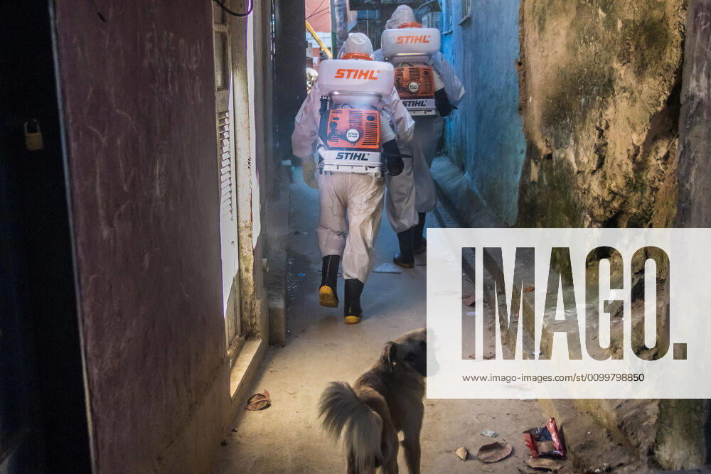 Coronavirus in Brasilien, Eindrücke aus Rio de Janeiro Apr 23, 2020 - Rio de Janeiro, Brazil: COVID-19 Residents of the Santa Marta favela, Botafogo, south zone, will meet this Thursday, (23), in an independent union project, without state aid, to sanitize the entire community avoiding the spread of the contagion of the new coronavirus among residents, breaking the covid-19. This project that started in Santa Marta is expanding in several slums in Rio de Janeiro and in slums in the rest of Brazil. Rio de Janeiro Brazil - ZUMAl255 20200423_int_l255_037