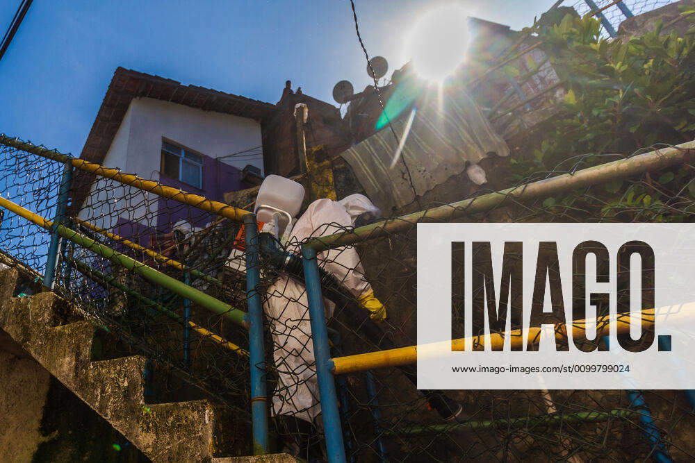 Coronavirus in Brasilien, Eindrücke aus Rio de Janeiro Apr 23, 2020 - Rio de Janeiro, Brazil: COVID-19 Residents of the Santa Marta favela, Botafogo, south zone, will meet this Thursday, (23), in an independent union project, without state aid, to sanitize the entire community avoiding the spread of the contagion of the new coronavirus among residents, breaking the covid-19. This project that started in Santa Marta is expanding in several slums in Rio de Janeiro and in slums in the rest of Brazil. Rio de Janeiro Brazil - ZUMAl255 20200423_int_l255_049