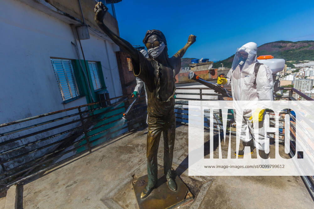 Coronavirus in Brasilien, Eindrücke aus Rio de Janeiro Apr 23, 2020 - Rio de Janeiro, Brazil: COVID-19 Residents of the Santa Marta favela, Botafogo, south zone, will meet this Thursday, (23), in an independent union project, without state aid, to sanitize the entire community avoiding the spread of the contagion of the new coronavirus among residents, breaking the covid-19. This project that started in Santa Marta is expanding in several slums in Rio de Janeiro and in slums in the rest of Brazil. Rio de Janeiro Brazil - ZUMAl255 20200423_int_l255_052