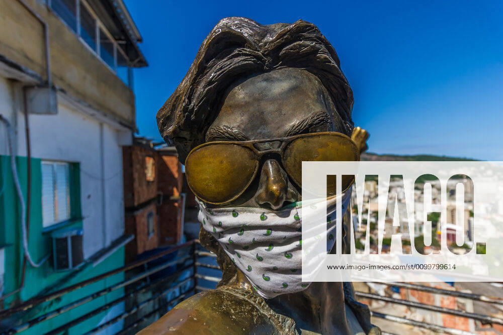 Coronavirus in Brasilien, Eindrücke aus Rio de Janeiro Apr 23, 2020 - Rio de Janeiro, Brazil: COVID-19 Residents of the Santa Marta favela, Botafogo, south zone, will meet this Thursday, (23), in an independent union project, without state aid, to sanitize the entire community avoiding the spread of the contagion of the new coronavirus among residents, breaking the covid-19. This project that started in Santa Marta is expanding in several slums in Rio de Janeiro and in slums in the rest of Brazil. Rio de Janeiro Brazil - ZUMAl255 20200423_int_l255_053
