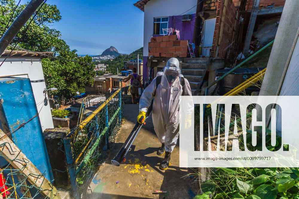 Coronavirus in Brasilien, Eindrücke aus Rio de Janeiro Apr 23, 2020 - Rio de Janeiro, Brazil: COVID-19 Residents of the Santa Marta favela, Botafogo, south zone, will meet this Thursday, (23), in an independent union project, without state aid, to sanitize the entire community avoiding the spread of the contagion of the new coronavirus among residents, breaking the covid-19. This project that started in Santa Marta is expanding in several slums in Rio de Janeiro and in slums in the rest of Brazil. Rio de Janeiro Brazil - ZUMAl255 20200423_int_l255_045