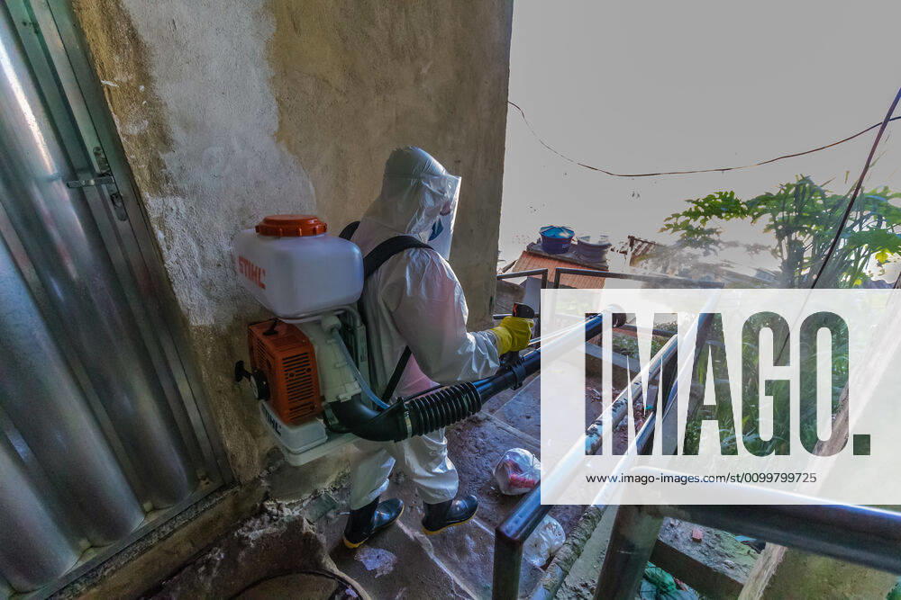 Coronavirus in Brasilien, Eindrücke aus Rio de Janeiro Apr 23, 2020 - Rio de Janeiro, Brazil: COVID-19 Residents of the Santa Marta favela, Botafogo, south zone, will meet this Thursday, (23), in an independent union project, without state aid, to sanitize the entire community avoiding the spread of the contagion of the new coronavirus among residents, breaking the covid-19. This project that started in Santa Marta is expanding in several slums in Rio de Janeiro and in slums in the rest of Brazil. Rio de Janeiro Brazil - ZUMAl255 20200423_int_l255_056