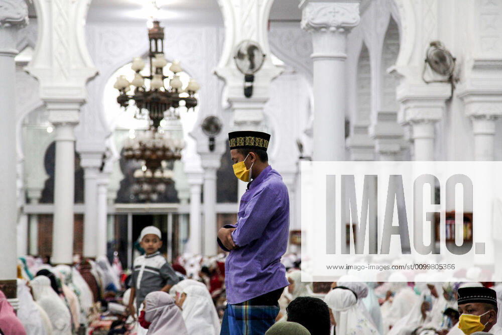 A man wearing a face mask as a preventive measure prays during the Ramadan night amid the coronavirus pandemic at the Baiturrahman Grand Mosque..The Indonesian government ordered the closure of markets, tourist destinations and asked residents to avoid public gatherings, including religious activities as a precaution against the spread of coronavirus. Banda Aceh Indonesia - ZUMAs197 20200423_zaa_s197_233