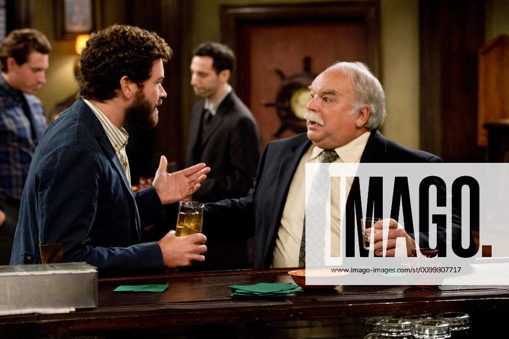 MEN AT WORK, l-r: Danny Masterson, Richard Riehle in Wake and Bake (Season 1, Episode 8, aired July 5, 2012), 2012-, ph: Darren Michaels TBS courtesy Everett Collection TBS Courtesy Everett Collection !ACHTUNG AUFNAHMEDATUM GESCHÄTZT! PUBLICATIONXNOTxINxCANxCHNxFRAxITAxJPNxNORxPOLxRUSxESPxUKxUSA