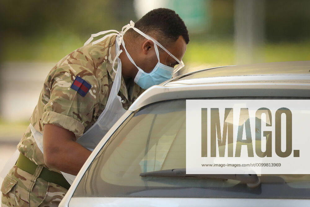 Coronavirus in Großbritannien, Drive-Through-Test in Chessington nahe London (200423) -- CHESSINGTON (BRITAIN), April 23, 2020 (Xinhua) -- A serviceman works at a drive-through facility in Chessington, Britain, on April 23, 2020. As of Thursday morning, 138,078 people in Britain have tested positive for COVID-19, marking a daily increase of 4,583, the Department of Health and Social Care said Thursday. (Photo by Tim Ireland Xinhua) BRITAIN-CHESSINGTON-COVID-19-DRIVE-THROUGH FACILITY