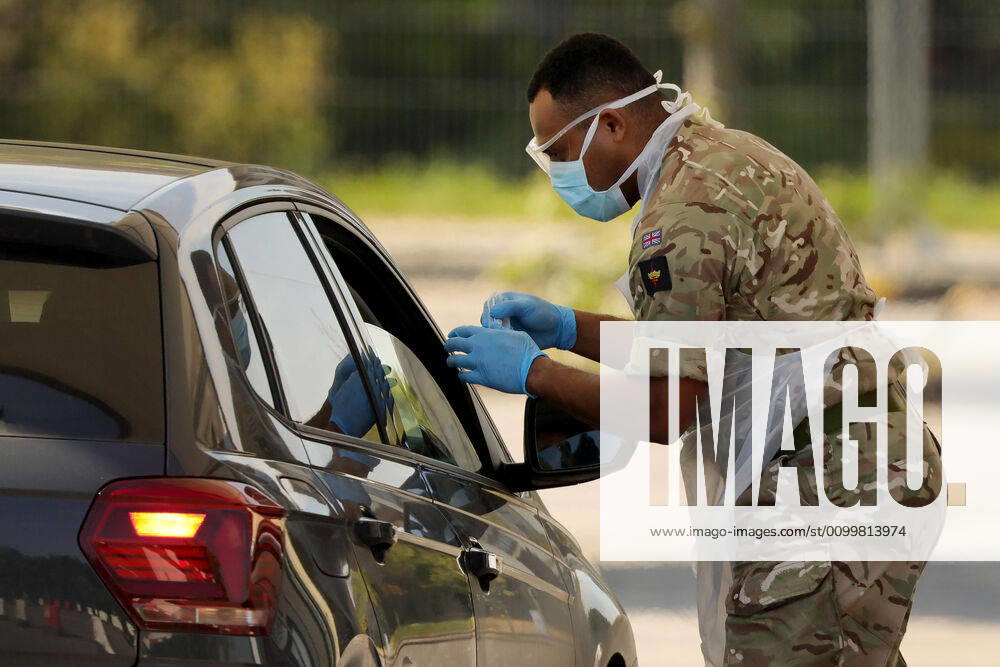 Coronavirus in Großbritannien, Drive-Through-Test in Chessington nahe London (200423) -- CHESSINGTON (BRITAIN), April 23, 2020 (Xinhua) -- A serviceman works at a drive-through facility in Chessington, Britain, on April 23, 2020. As of Thursday morning, 138,078 people in Britain have tested positive for COVID-19, marking a daily increase of 4,583, the Department of Health and Social Care said Thursday. (Photo by Tim Ireland Xinhua) BRITAIN-CHESSINGTON-COVID-19-DRIVE-THROUGH FACILITY