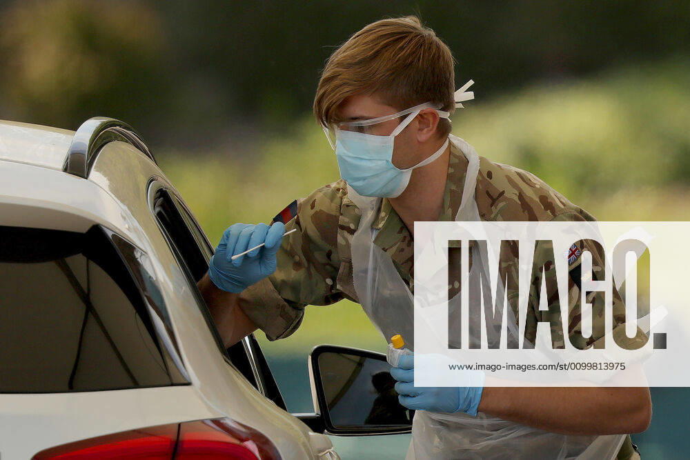 Coronavirus in Großbritannien, Drive-Through-Test in Chessington nahe London (200423) -- CHESSINGTON (BRITAIN), April 23, 2020 (Xinhua) -- A serviceman works at a drive-through facility in Chessington, Britain, on April 23, 2020. As of Thursday morning, 138,078 people in Britain have tested positive for COVID-19, marking a daily increase of 4,583, the Department of Health and Social Care said Thursday. (Photo by Tim Ireland Xinhua) BRITAIN-CHESSINGTON-COVID-19-DRIVE-THROUGH FACILITY