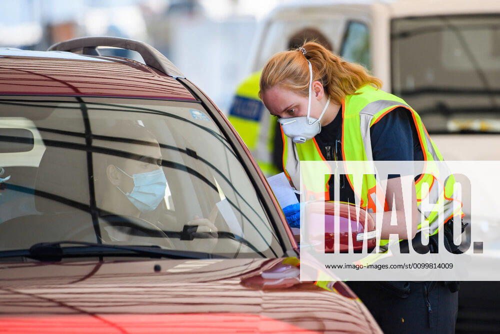 Coronavirus in Bayern, Tests in Bad Reichenhall (200423) -- BAD REICHENHALL (GERMANY), April 23, 2020 (Xinhua) -- A Policewoman wearing a face mask checks a vehicle at a checkpoint on the border between Germany and Austria in Bad Reichenhall, southern Germany, on April 23, 2020. The rate of new infections with COVID-19 in Germany continued below peak times as the number of confirmed cases increased by 2,352 within one day to 148,046, the Robert Koch Institute (RKI) announced on Thursday. (Photo by Kevin Voigt Xinhua) GERMANY-BAD REICHENHALL-COVID-19-BORDER CONTROL