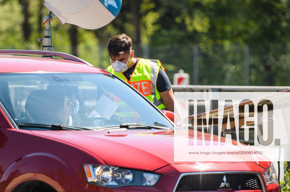 Coronavirus in Bayern, Tests in Bad Reichenhall (200423) -- BAD REICHENHALL (GERMANY), April 23, 2020 (Xinhua) -- A Policeman wearing a face mask checks a vehicle at a checkpoint on the border between Germany and Austria in Bad Reichenhall, southern Germany, on April 23, 2020. The rate of new infections with COVID-19 in Germany continued below peak times as the number of confirmed cases increased by 2,352 within one day to 148,046, the Robert Koch Institute (RKI) announced on Thursday. (Photo by Kevin Voigt Xinhua) GERMANY-BAD REICHENHALL-COVID-19-BORDER CONTROL