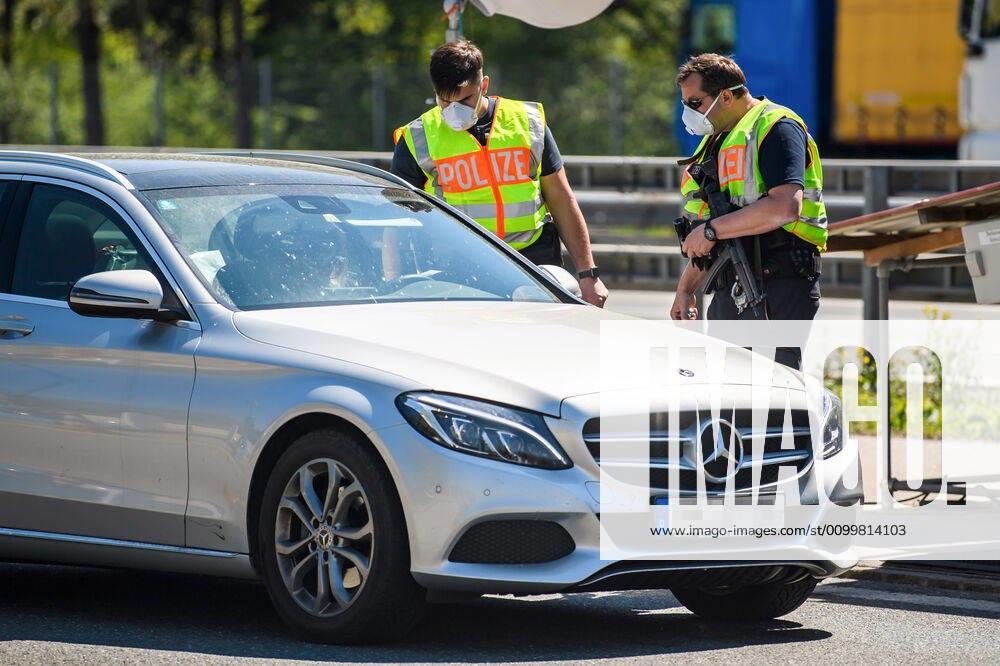 Coronavirus in Bayern, Tests in Bad Reichenhall (200423) -- BAD REICHENHALL (GERMANY), April 23, 2020 (Xinhua) -- Policemen wearing face masks check a vehicle at a checkpoint on the border between Germany and Austria in Bad Reichenhall, southern Germany, on April 23, 2020. The rate of new infections with COVID-19 in Germany continued below peak times as the number of confirmed cases increased by 2,352 within one day to 148,046, the Robert Koch Institute (RKI) announced on Thursday. (Photo by Kevin Voigt Xinhua) GERMANY-BAD REICHENHALL-COVID-19-BORDER CONTROL