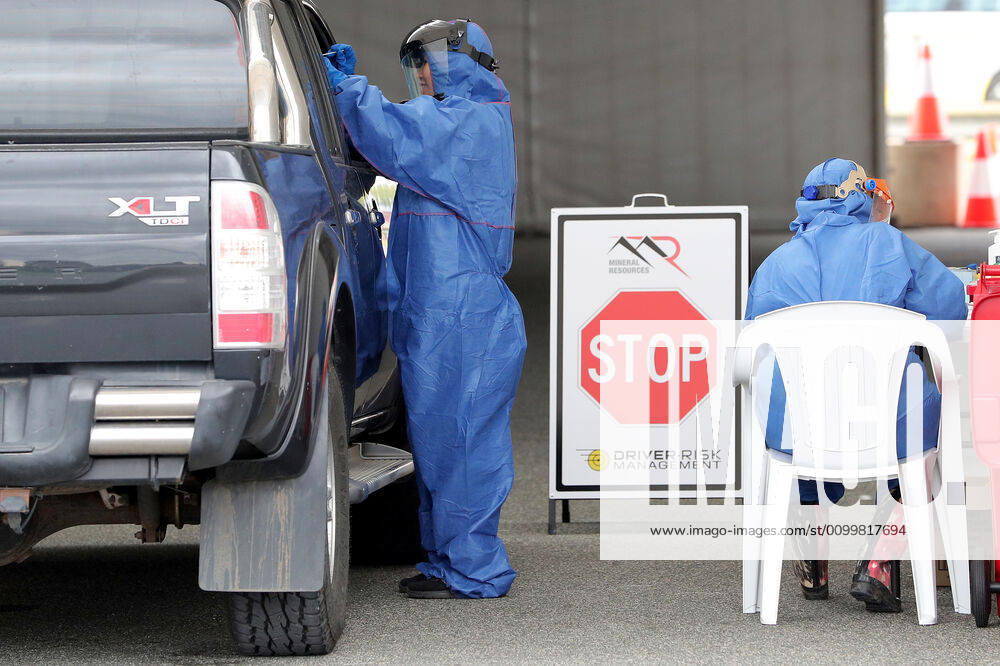 Coronavirus in Australien, Drive-Through-Test in Perth COVID-19 FIFO WORKFORCE SCREENING, FIFO workers are screened for COVID-19 at a drive through Mineral Resources testing facility in Perth, Friday, April 24, 2020. Nose and mouth swabs are collected and after two days, if a negative result is returned they are cleared to fly out. WA on Thursday recorded its second straight day with no new coronavirus cases, while the number of active cases fell to just 81. ( NO ARCHIVING, , NO USE IN BOOKS WITHOUT CONSENT PERTH WA AUSTRALIA