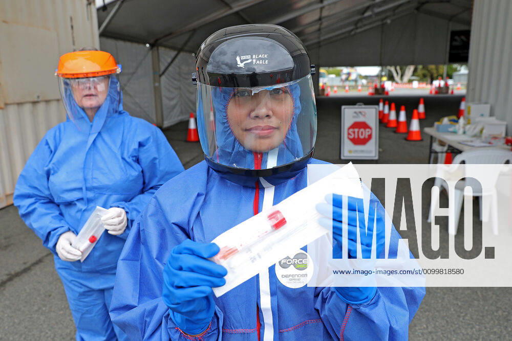 Coronavirus in Australien, Drive-Through-Test in Perth COVID-19 FIFO WORKFORCE SCREENING, Staff from a pathology laboratory hold up swab collecting kits at a drive through COVID-19 Mineral Resources testing facility for FIFO workers in Perth, Friday, April 24, 2020. Nose and mouth swabs are collected and if a negative result is returned they are cleared to fly out. WA on Thursday recorded its second straight day with no new coronavirus cases, while the number of active cases fell to just 81. ( NO ARCHIVING, , NO USE IN BOOKS WITHOUT CONSENT PERTH WA AUSTRALIA