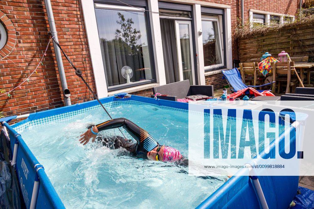 2020-04-23 14:59:41 Steenwijk - wat doe je als je opgehokt bent en heel sportief? Dan zoek je een oplossing. Voor Jacyntha Plat uit Steenwijk betekent dat een zwembad in de tuin, een fietsband om de middel en zwemmen maar. Zeker een uurtje per dag. Corona - quarantaine Wilbert Bijzitter
