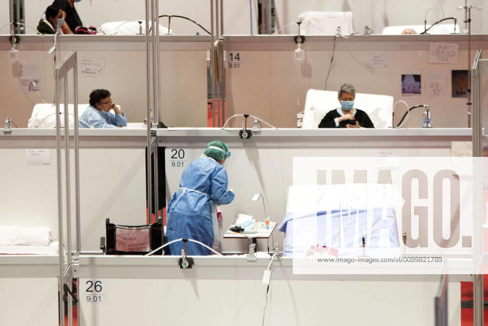 In the makeshift hospital set up for corona patients at the IFEMA exhibition centre, on World Book Day, Don Quixote will be read Day 35 since the Spanish government declared a state of emergency because of the corona crisis Madrid, 23 04 2020 Reading at IFEMA Hospital Foto:Fotografosx xFuturexImage