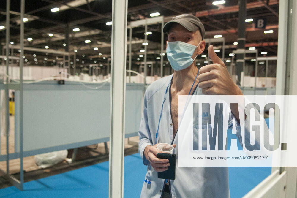 In the makeshift hospital set up for corona patients at the IFEMA exhibition centre, on World Book Day, Don Quixote will be read Day 35 since the Spanish government declared a state of emergency because of the corona crisis Madrid, 23 04 2020 Reading at IFEMA Hospital Foto:Fotografosx xFuturexImage