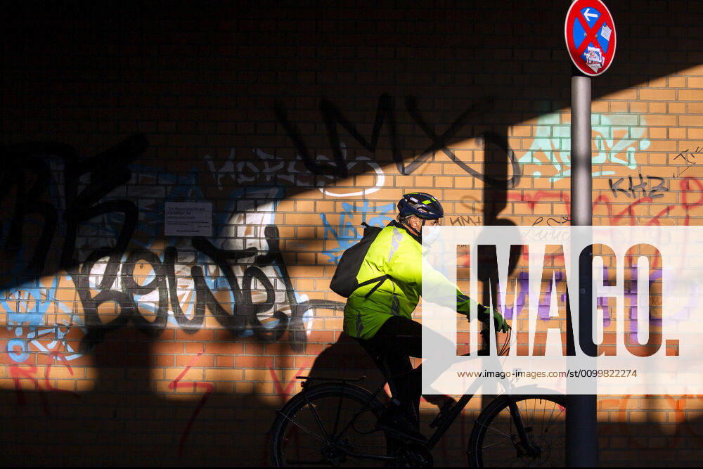 A cyclist with a face mask in Berlin on April 23, 2020 As of yesterday, bookstores and car showrooms under 800 square meters can open again with the observance of hygiene and distance regulations Today there were noticeably more people on the road Coronavirus in Berlin