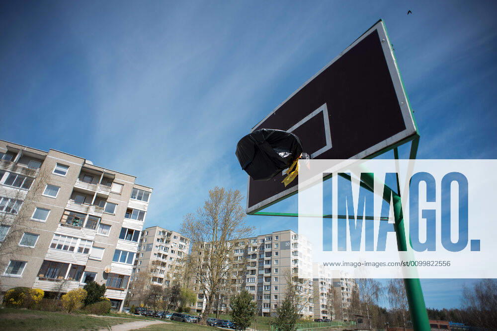 Coronavirus in Litauen, Eindrücke aus Vilnius (200424) -- VILNIUS, April 24, 2020 (Xinhua) -- A basketball backboard stands with basket wrapped up at a neighbourhood in Vilnius, capital of Lithuania, April 23, 2020. The government of Lithuania on Wednesday extended the nationwide quarantine restrictions until May 11 with the easing measures such as reopening of all shops and shopping malls from Thursday. Th new measures also included letting outdoor cafes, hairdressing, beauty parlors, libraries and museums to resume operation from the start of the next week. (Photo by Alfredas Pliadis Xinhua) LITHUANIA-VILNIUS-COVID-19