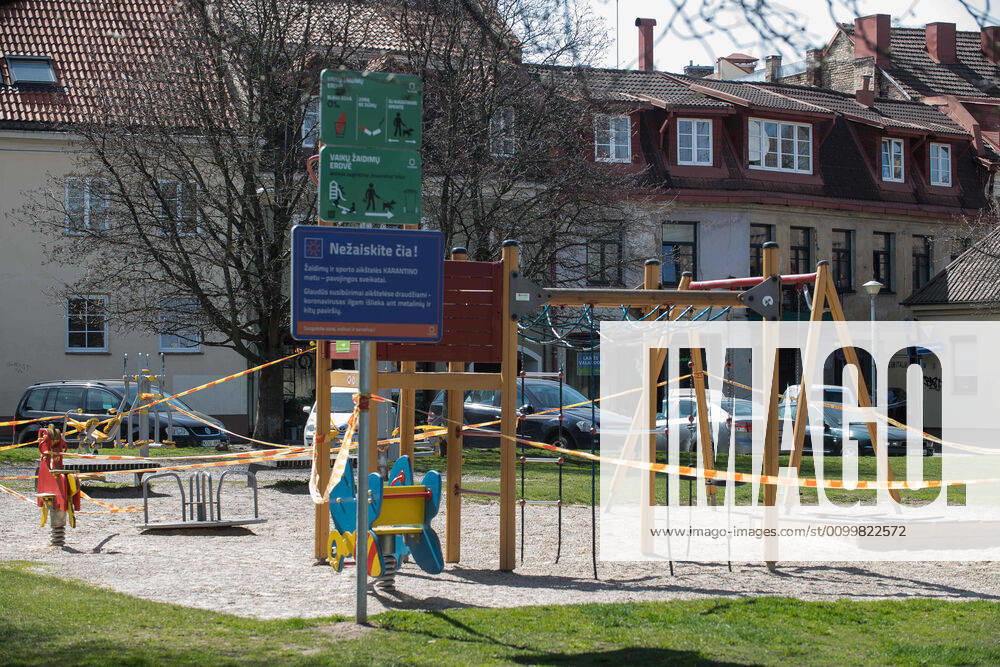 Coronavirus in Litauen, Eindrücke aus Vilnius (200424) -- VILNIUS, April 24, 2020 (Xinhua) -- Photo taken on April 23, 2020 shows a closed children s playground in the old town of Vilnius, Lithuania. The government of Lithuania on Wednesday extended the nationwide quarantine restrictions until May 11 with the easing measures such as reopening of all shops and shopping malls from Thursday. Th new measures also included letting outdoor cafes, hairdressing, beauty parlors, libraries and museums to resume operation from the start of the next week. (Photo by Alfredas Pliadis Xinhua) LITHUANIA-VILNIUS-COVID-19