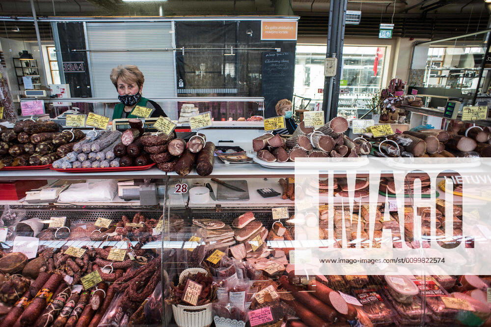 Coronavirus in Litauen, Eindrücke aus Vilnius (200424) -- VILNIUS, April 24, 2020 (Xinhua) -- A vendor sells meat products at a market in Vilnius, capital of Lithuania, April 23, 2020. The government of Lithuania on Wednesday extended the nationwide quarantine restrictions until May 11 with the easing measures such as reopening of all shops and shopping malls from Thursday. Th new measures also included letting outdoor cafes, hairdressing, beauty parlors, libraries and museums to resume operation from the start of the next week. (Photo by Alfredas Pliadis Xinhua) LITHUANIA-VILNIUS-COVID-19