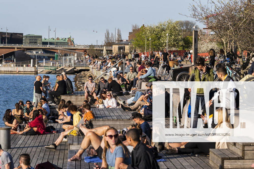 Copenhageners enjoy the hot spring weather at Island Brygge in Copenhagen on Thursday, April 23, 2020 Despite the requirement to keep distance, groups of young people are increasingly gathering in parks and on squares National Police Chief warns ban on settling in certain places Ritzau writes, Friday, April 24 2020 NOTE the picture a recorded with a telephoto lens and the distance between peo