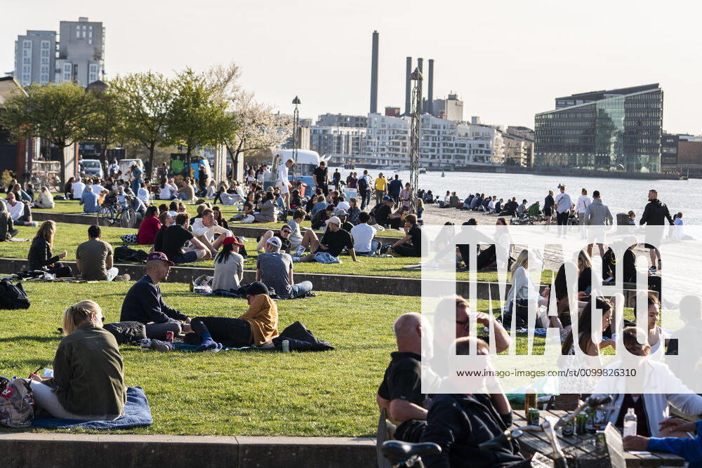 Copenhageners enjoy the hot spring weather at Island Brygge in Copenhagen on Thursday, April 23, 2020 Despite the requirement to keep distance, groups of young people are increasingly gathering in parks and on squares National Police Chief warns ban on settling in certain places Ritzau writes, Friday, April 24 2020 NOTE the picture a recorded with a telephoto lens and the distance between peo