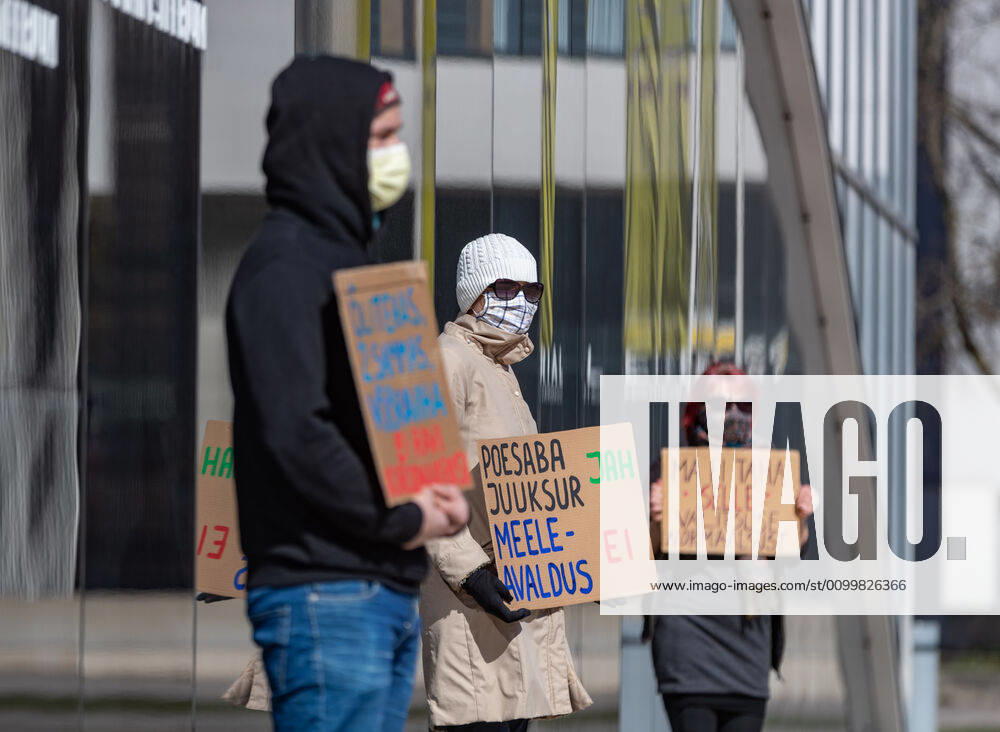 Tallinn. Valitsuse tegevust kritiseeriv meeleavaldus superministeeriumi ees. Demonstration criticizing government action in front of the ministries building. Foto Mihkel Maripuu, Postimees Tallinn Harjumaa Estonia